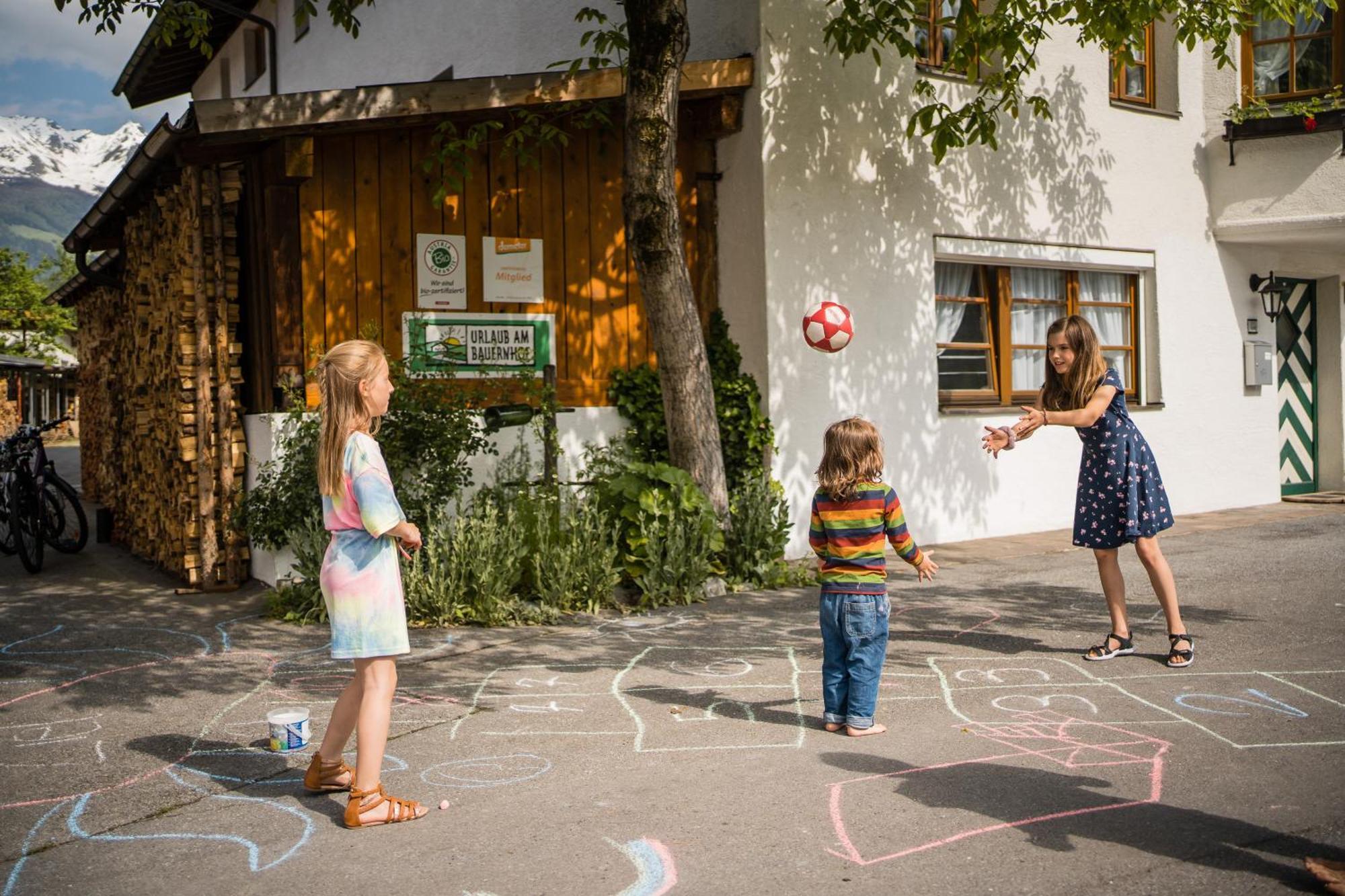 Der Ballhaushof Prutz Luaran gambar